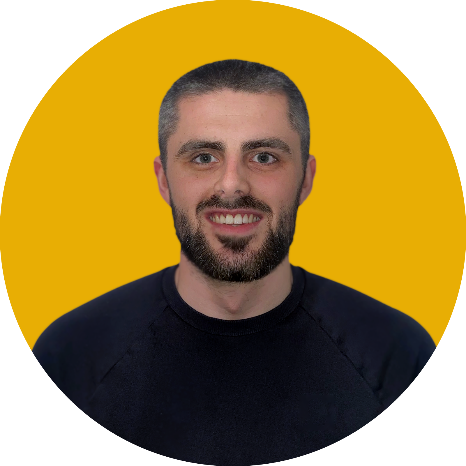 Dyn yn gwenu gyda chefndir melyn cylch