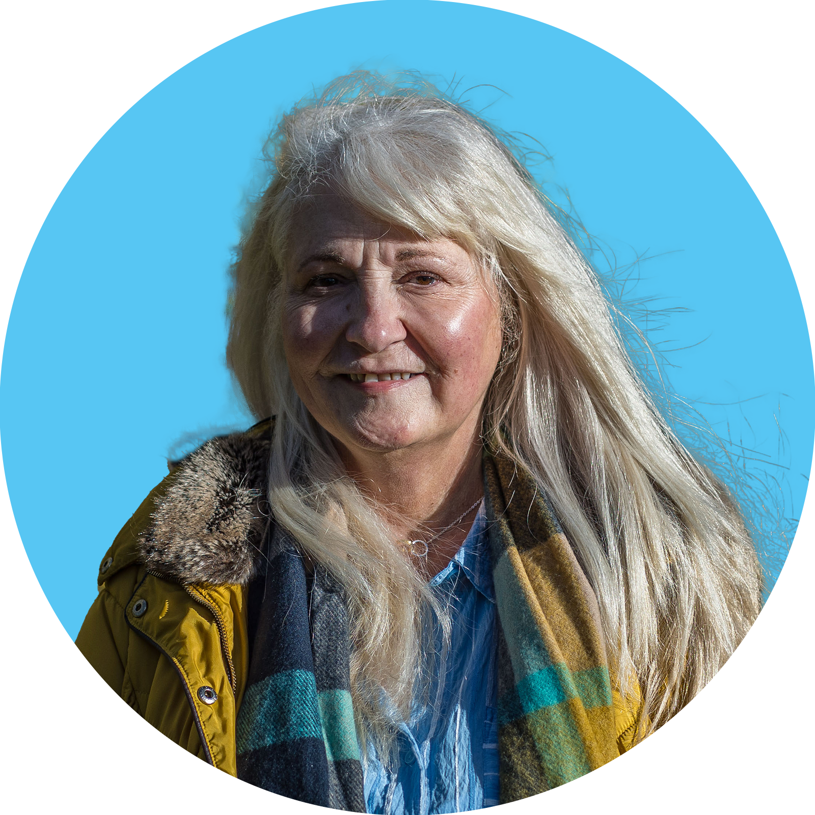 Dynes gyda gwallt gwyn yn gwenu gyda chefndir glas cylch