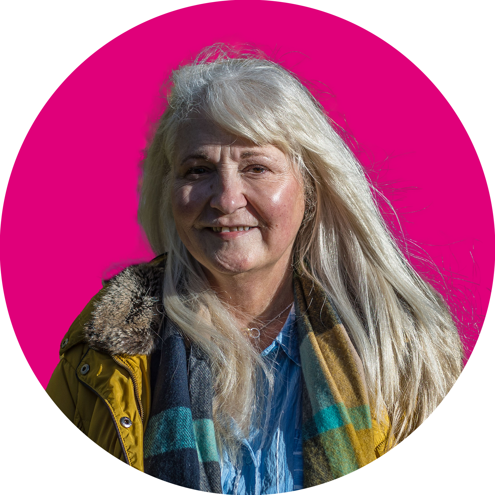 Dynes gyda gwallt gwyn yn gwenu gyda chefndir pinc tywyll cylch