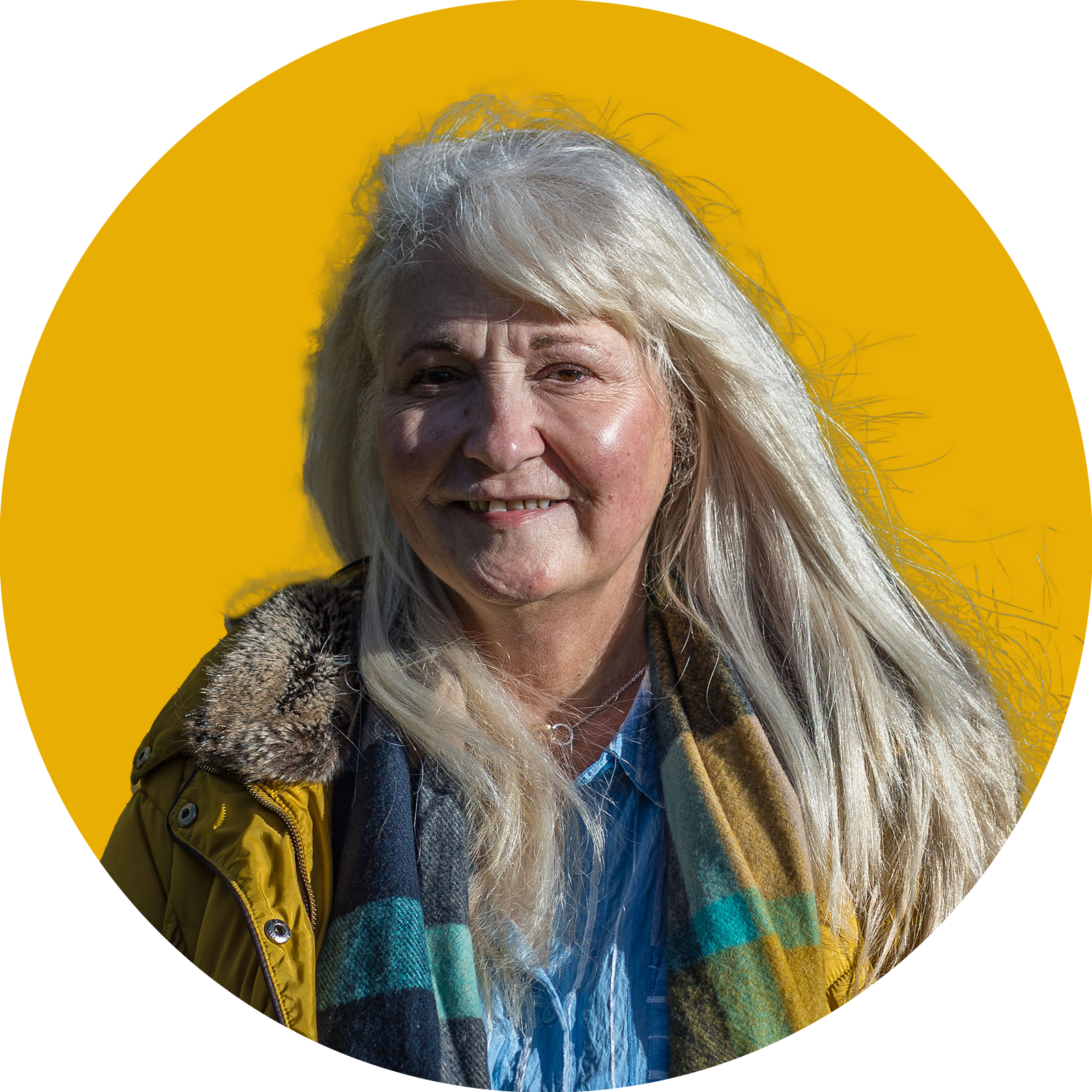 Dynes gyda gwallt gwyn yn gwenu gyda chefndir melyn cylch