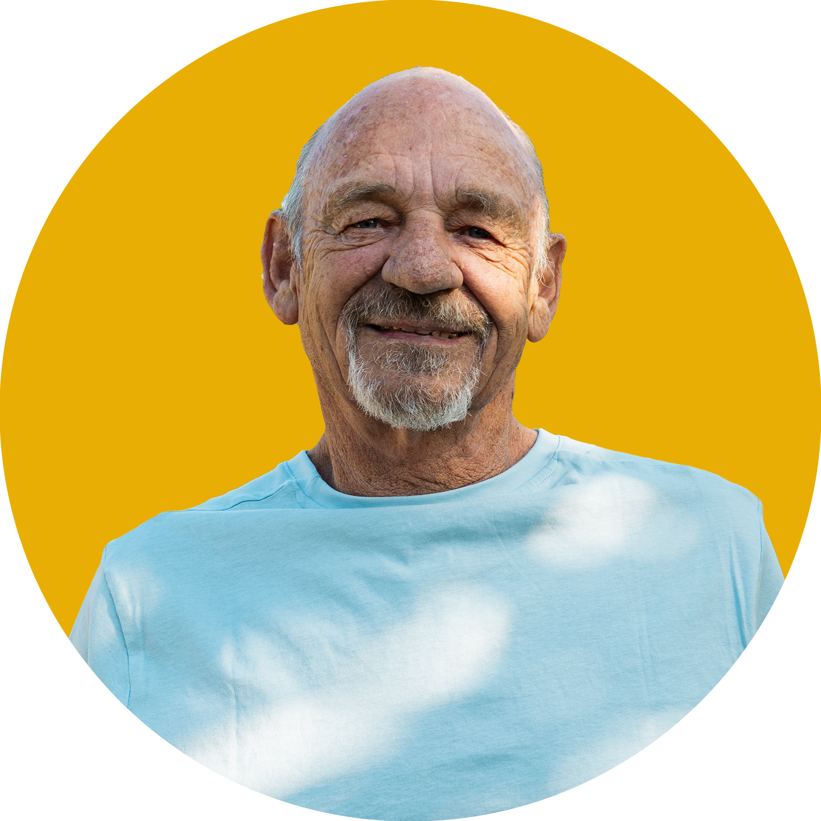 Dyn hen yn gwenu gyda chefndir melyn cylch