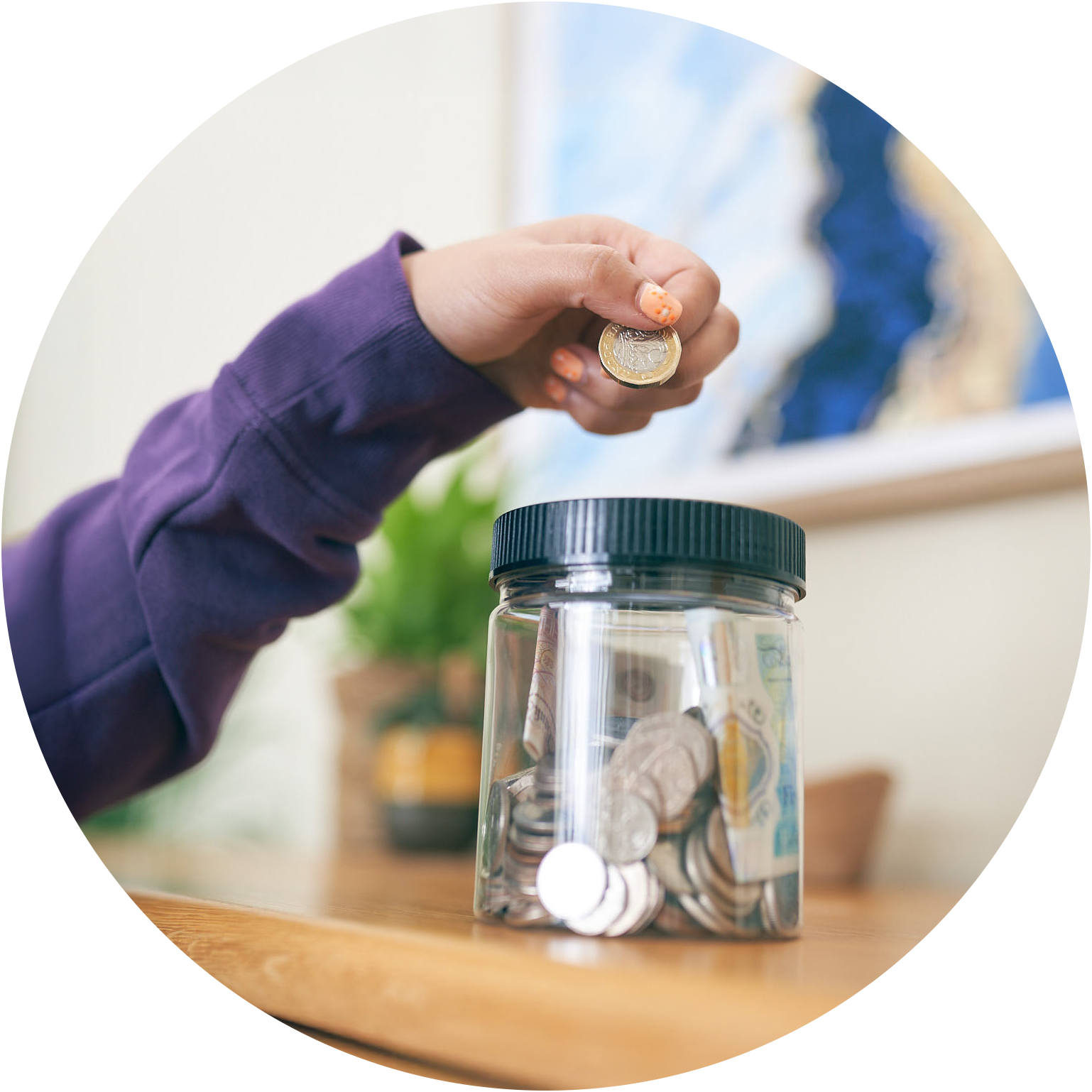 Dynes yn rhoi arian mewn jar cadw-mi-gei hanner llawn